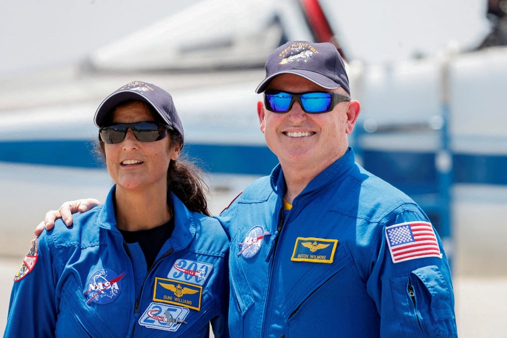 Les astronautes de la nasa arrivent avant le lancement du starliner-1 crew flight test (cft) de boeing a cap canaveral