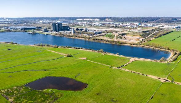Les trois usines devraient prendre place en bordure du grand canal du Havre et à proximité d'un embranchement de l'autoroute A29.