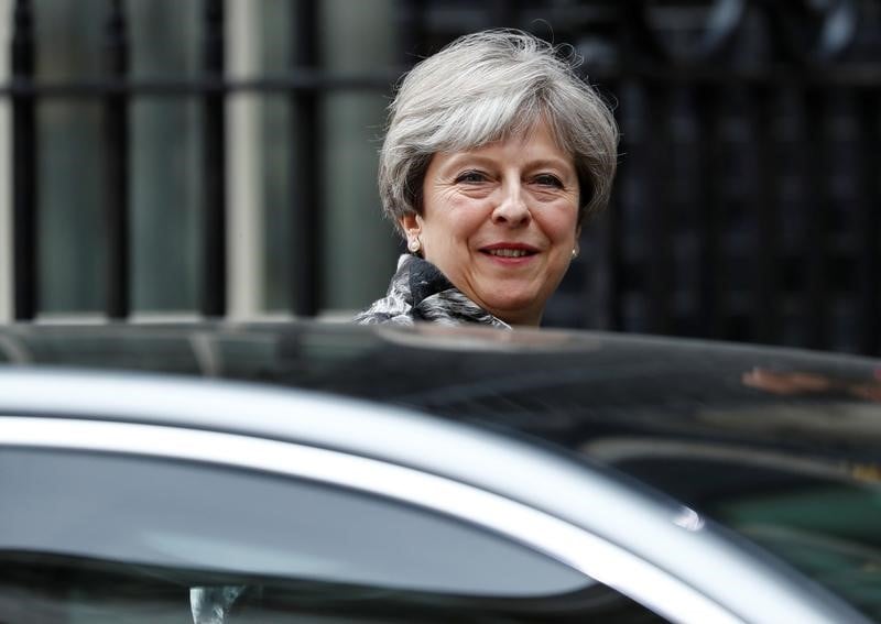 Fragilisee, theresa may se dit a la disposition des conservateurs