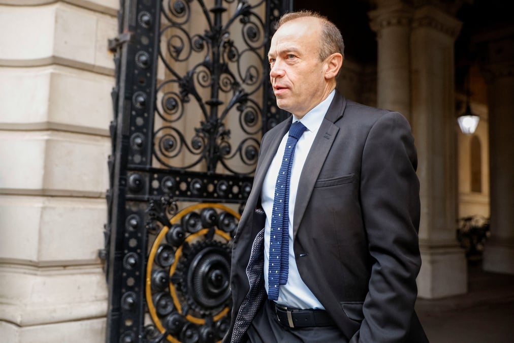 Le secretaire d'etat a l'irlande du nord, chris heaton-harris, devant le numero 10 de downing street a londres.