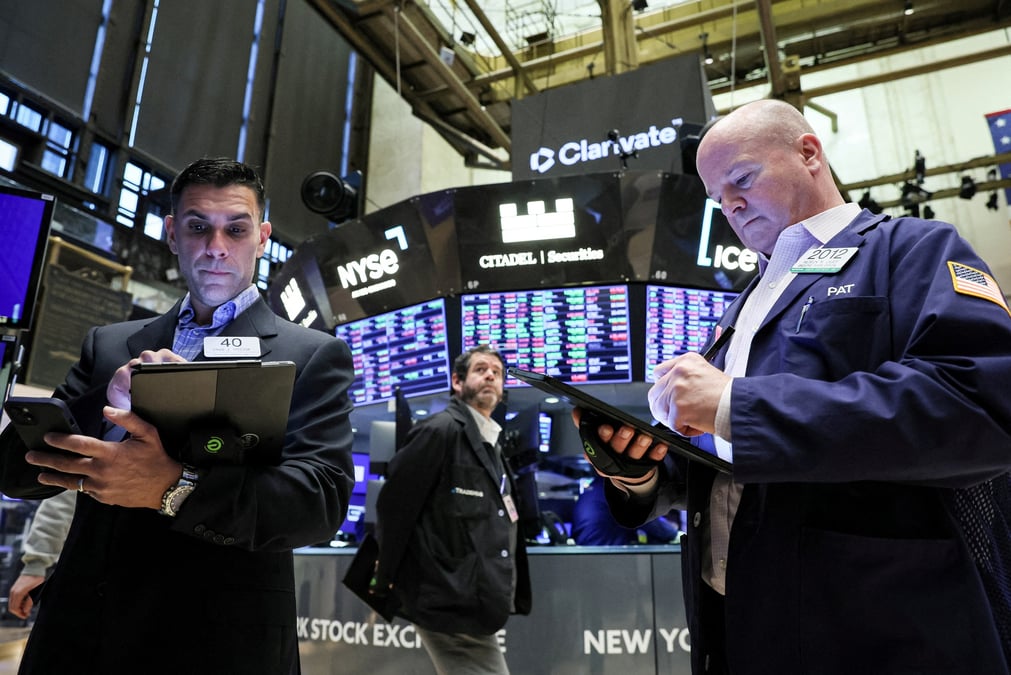 Des traders travaillent sur le parquet de la bourse de new york