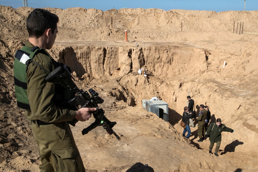 Un soldat israelien pres de l'entree de ce que l'armee israelienne considere comme un tunnel d'attaque transfrontalier creuse de gaza vers israel