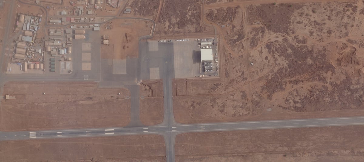 Vue de la base aerienne 101, a cote de l'aeroport international diori hamani a niamey, au niger