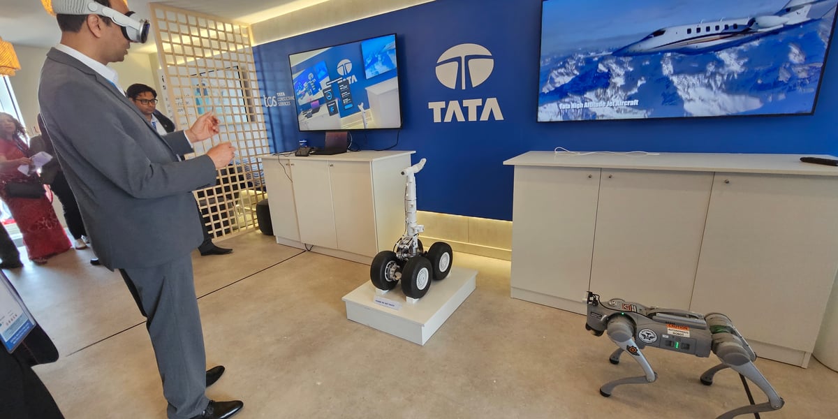 Chien robotisé, casque de réalité virtuelle et algorithmes d'IA mobilisés sur le chalet Tata pour inspecter un train d'atterrissage.