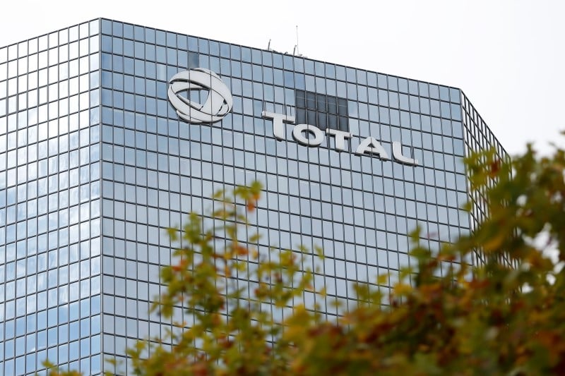 Total recule dans le sillage des cours du petrole