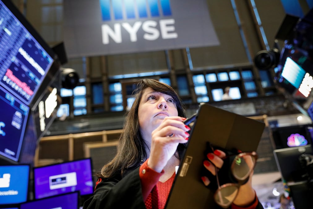 Wall street bat encore des records puis hesite