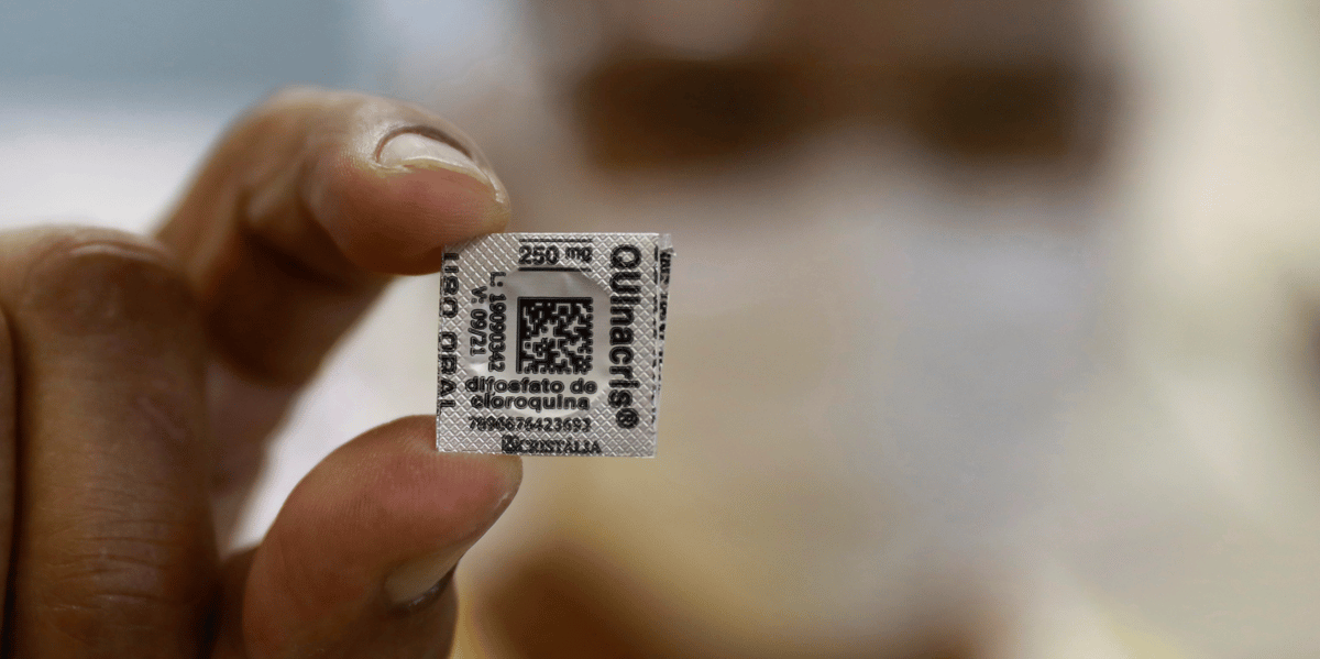 Coronavirus / Covid-19 : Un infirmier montre une pilule d'hydroxychloroquine dans un hôpital de Porto Alegre, au Brésil, le 23 avril 2020