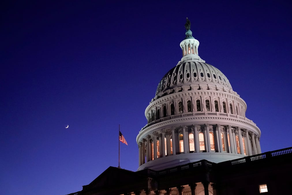 Usa: accord au congres sur un plan de relance de 900 milliards de dollars, votes lundi