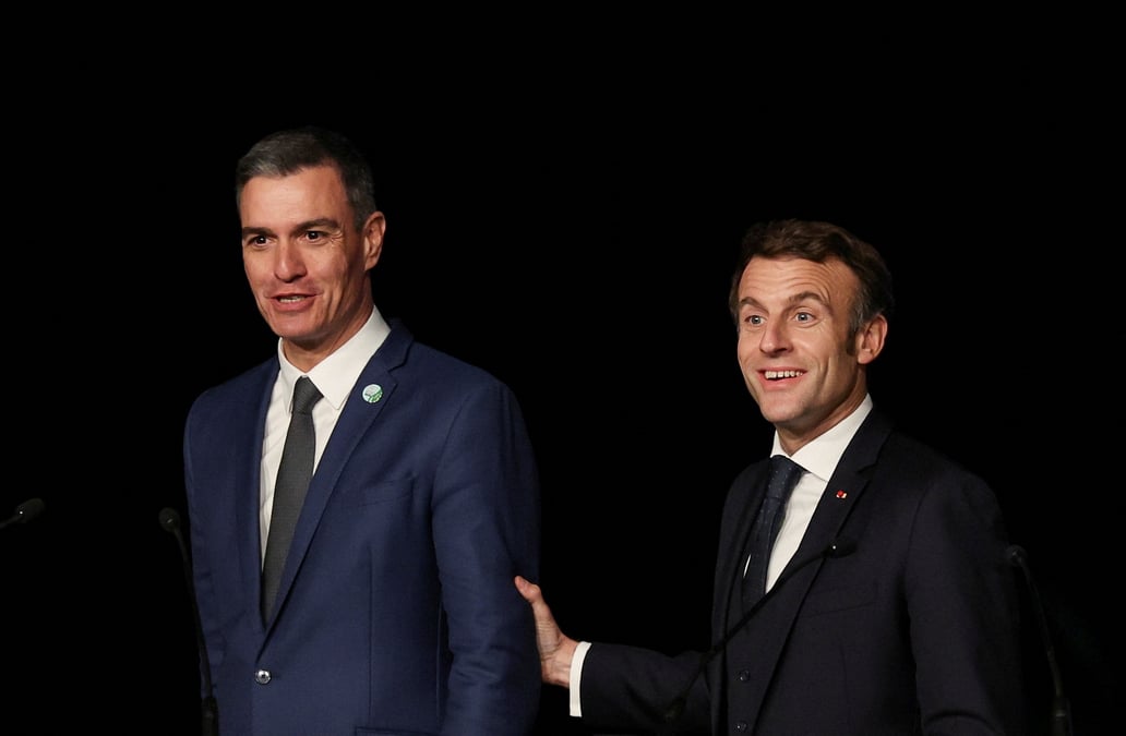 Photo du premier ministre espagnol pedro sanchez et d'emmanuel macron