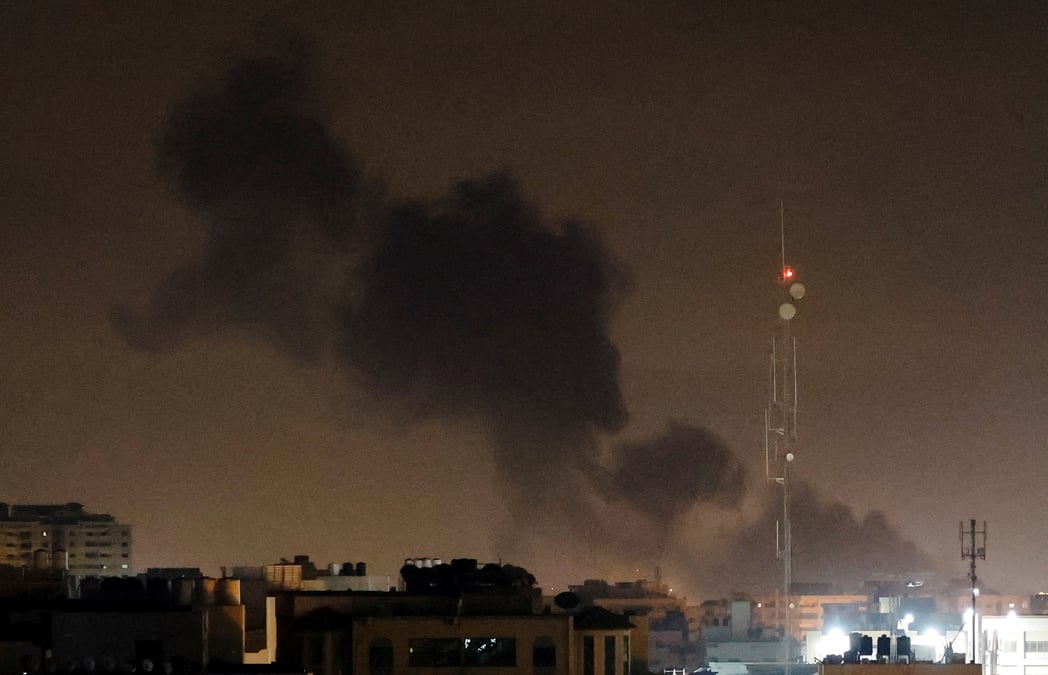 La fumee monte lors des frappes aeriennes israeliennes dans la bande de gaza