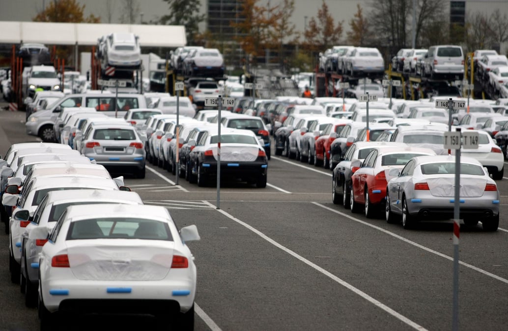 Des voitures neuves sur un terrain a l'exterieur de l'usine audi a ingolstadt, pres de munich