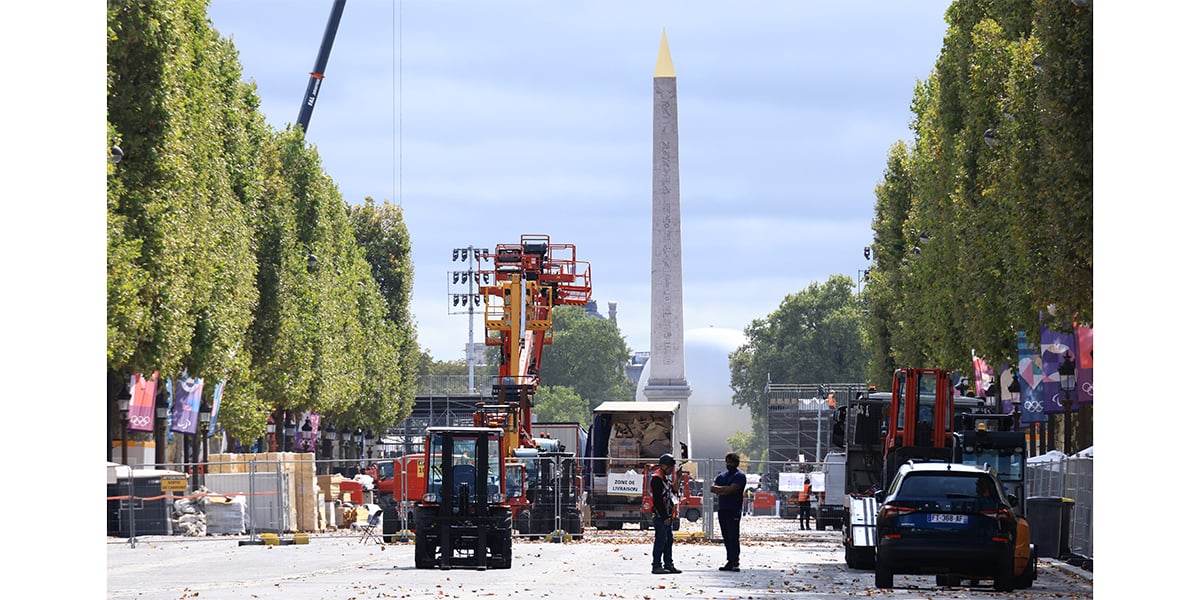 Le changement de lieu des Jeux olympiques de Paris aux Jeux paralympiques est en cours à grands pas sur la place de la Concorde à Paris, le 23 août 2024.