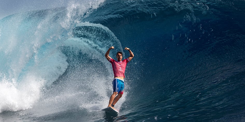Kauli Vaast à la sortie du tube qui lui a permis de décrocher sa médaille d’or, le 5 août à Tahiti