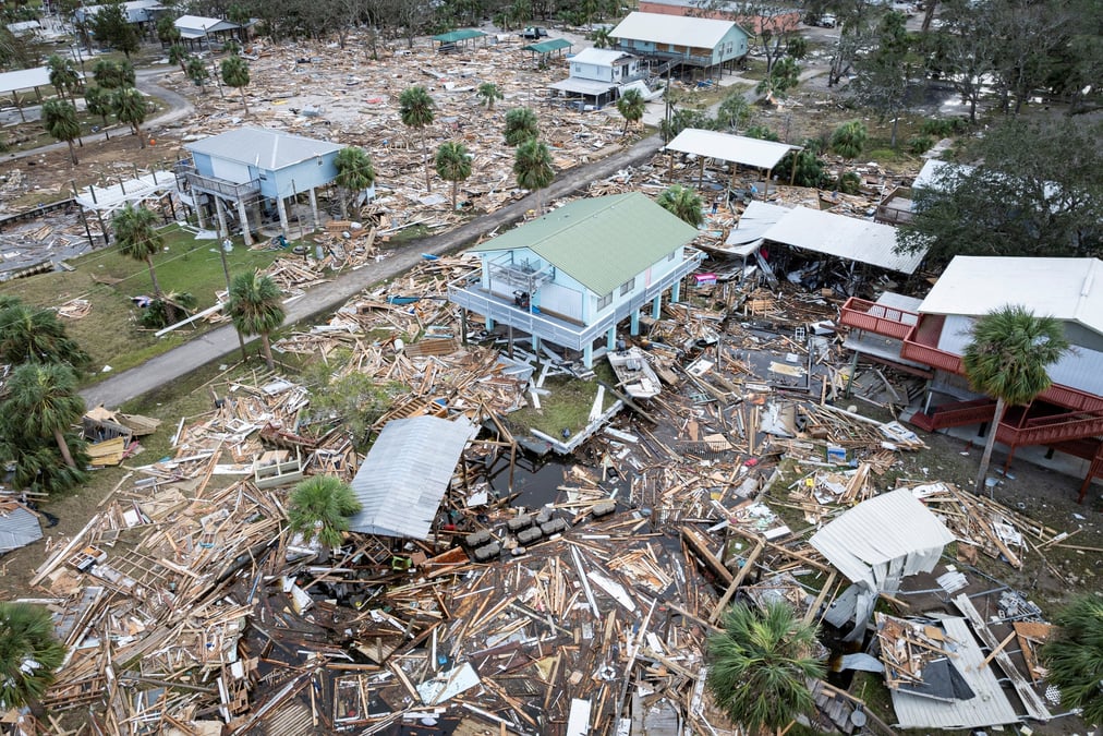 Une vue de drone montre une zone inondee et endommagee suite a l'ouragan helene a horseshoe beach, floride