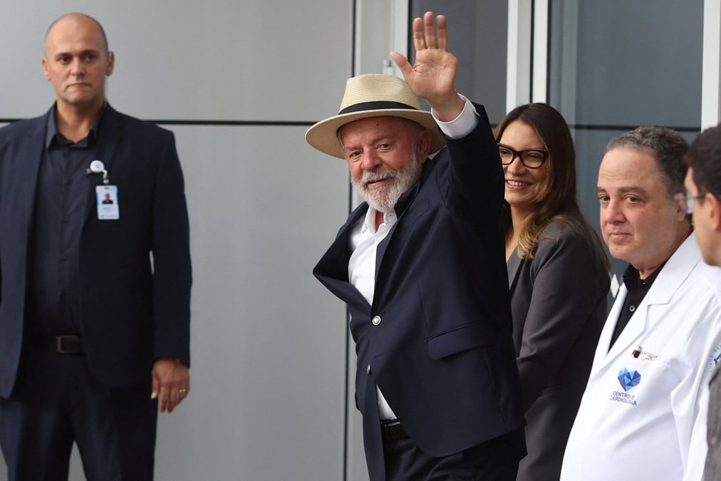 Le president bresilien luiz inacio lula da silva, salue alors qu'il quitte l'hopital sirio-libanes apres une operation, a sao paulo, bresil