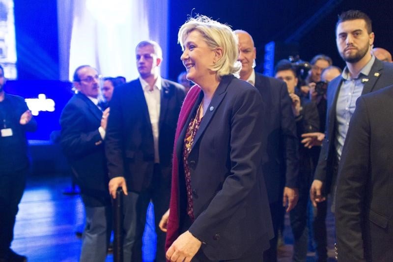 Le pen (26%) et macron (20,5%) devancent fillon (17,5%)