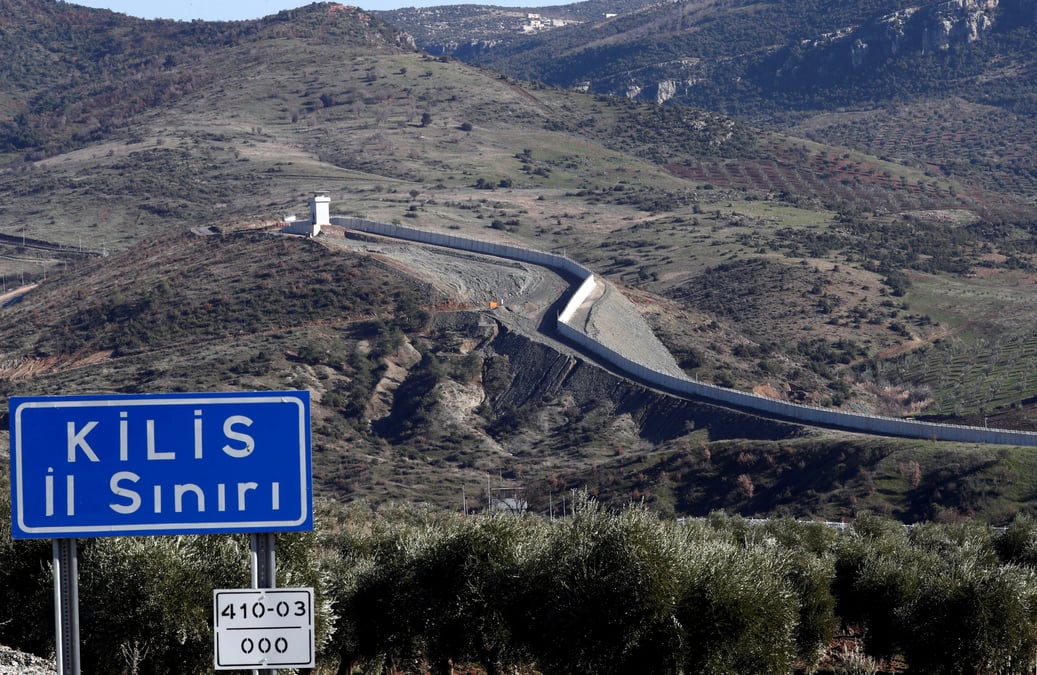 La turquie deploie des renforts a la frontiere syrienne