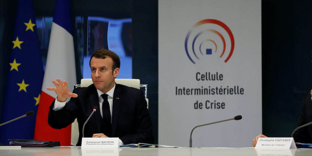 Dans la plus totale urgence, Emmanuel Macron a annoncé une dotation exceptionnelle de 4 millards d'euros à l'organisme « Santé publique France » - bien impuissant face au Covid-19, faute de moyens - pour commander « médicaments, respirateurs et masques » destinés à lutter contre l'épidémie.