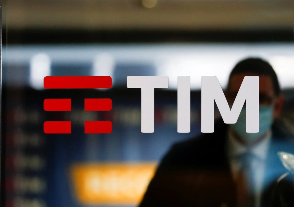 Telecom italia confirme l'offre de cvc pour une participation dans sa branche services, les discussions avec kkr se poursuivent