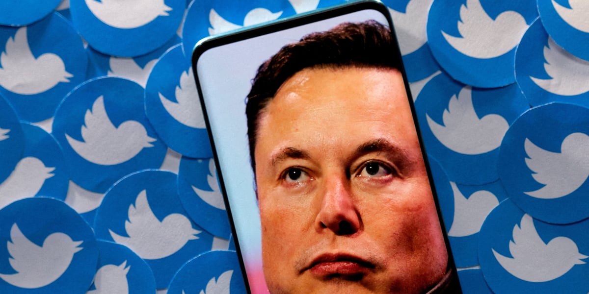 Une illustration montre l'image d'elon musk sur un smartphone et des logos twitter imprimes