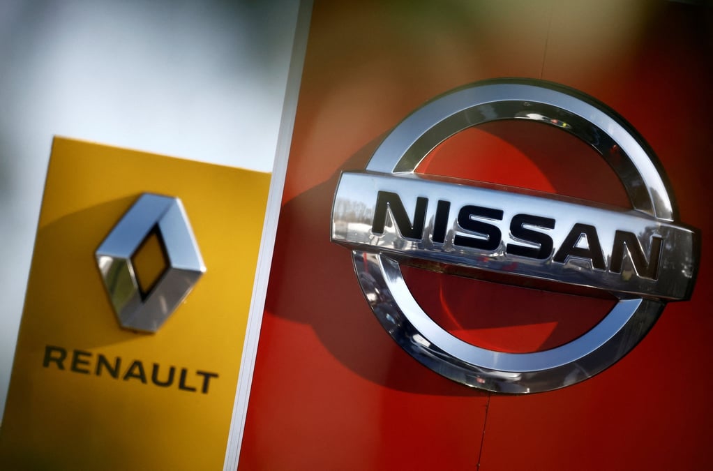Les logos des constructeurs automobiles  nissan et renault a saint-nazaire, france