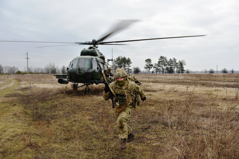 Les militaires des forces d'assaut aerien ukrainiennes participent a des exercices dans un endroit inconnu en ukraine