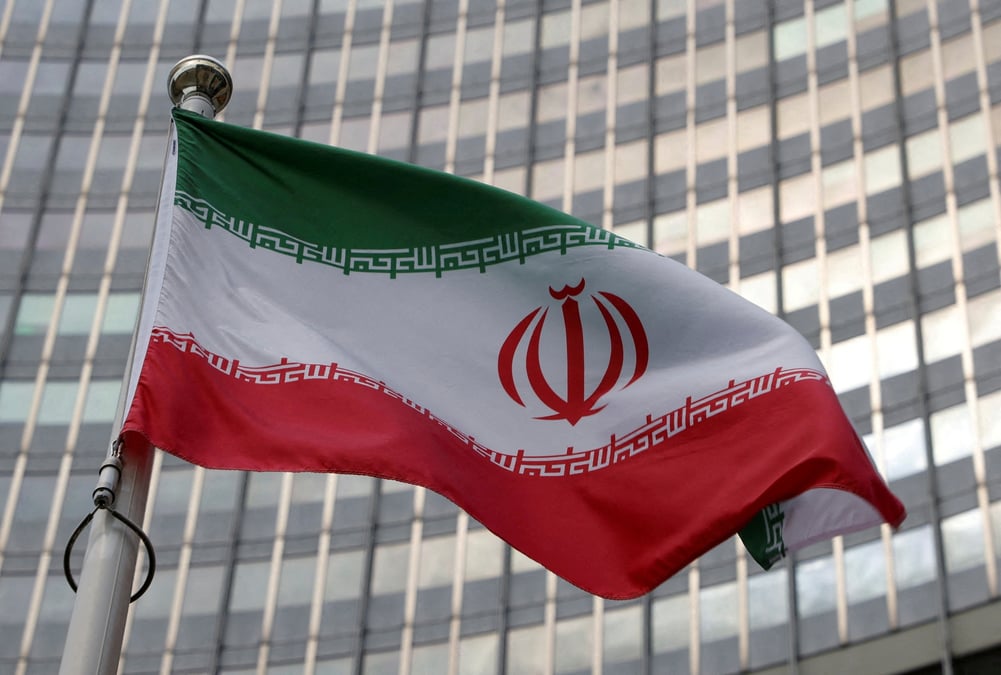 Photo d'archives du drapeau iranien devant le siege de l'agence internationale de l'energie atomique (aiea) a vienne, en autriche