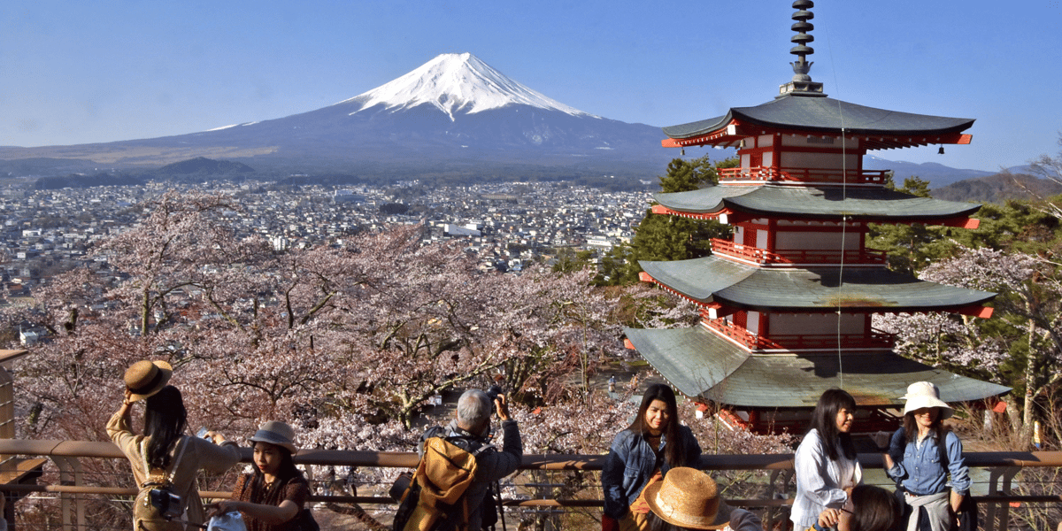 Le mythique Mont Fuji souffre de la surfréquentation touristique si bien que son accès va être restreint à partir de cet été.