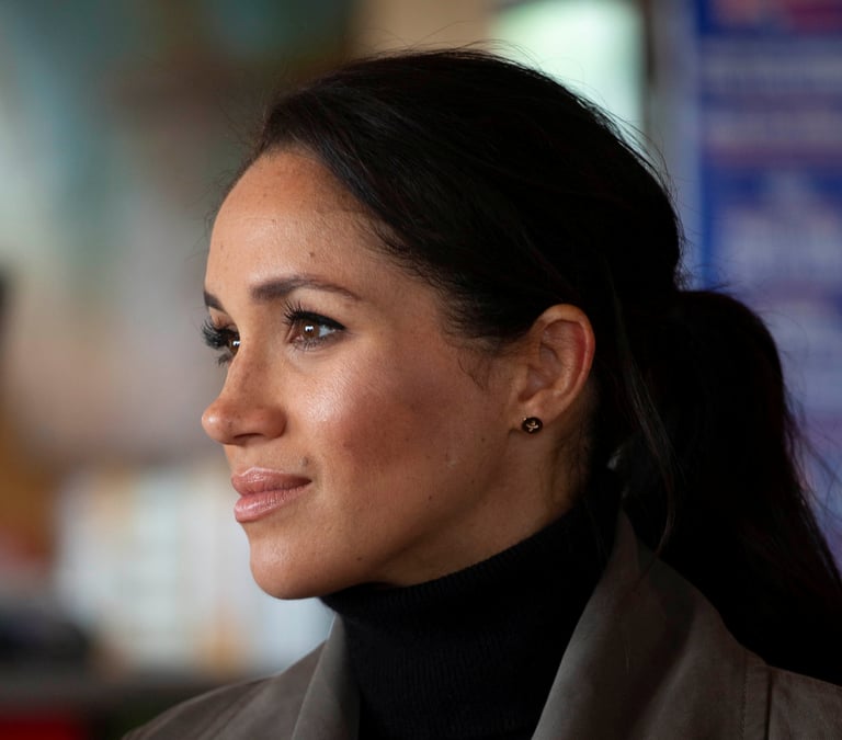 Meghan markle accuse buckingham de "perpetuer des mensonges" a son egard