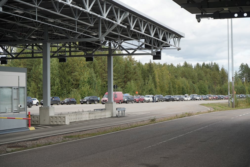 Les voitures font la queue pour entrer en finlande depuis la russie