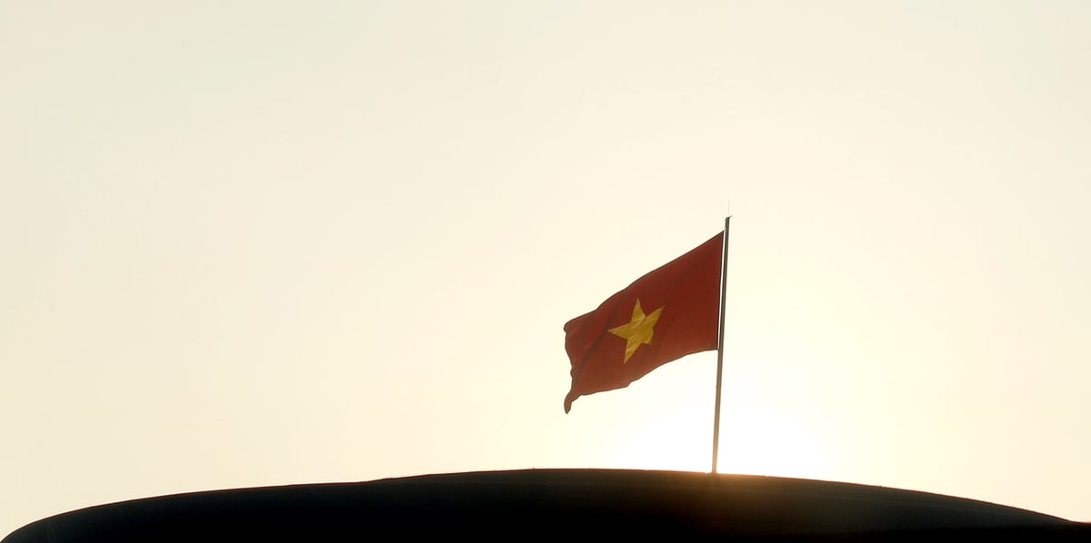 Un drapeau national vietnamien est vu sur le toit de la salle ba dinh de l'assemblee nationale, a hanoi
