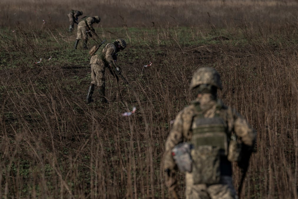 Des militaires ukrainiens a la recherche d'explosifs dans la region de kherson