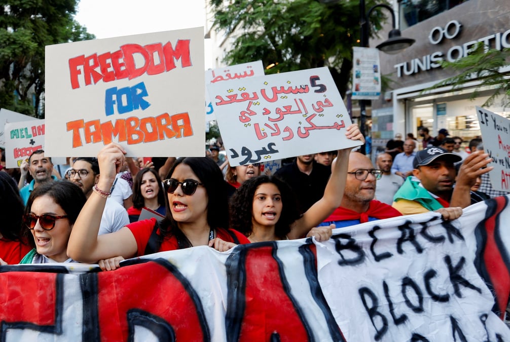 Des manifestants portent une banderole lors d'une manifestation contre le president tunisien kais saied, deux jours avant l'election presidentielle