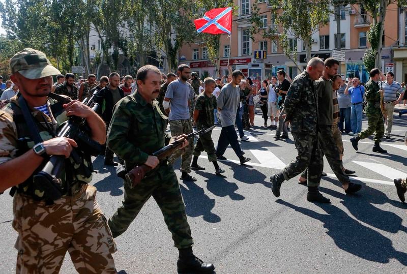 Les séparatistes font défiler leurs prisonniers à Donetsk