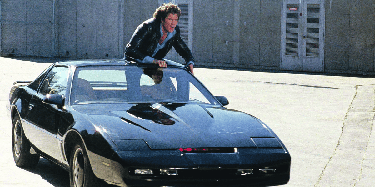Dans K2000, série télévisée américaine des années 1980, Michael Knight (David Hasselhoff) combat le crime avec son bolide équipé d’une intelligence artificielle.