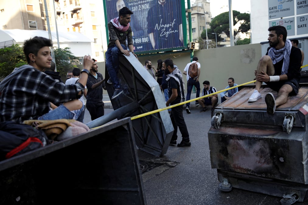 Beyrouth et d'autres villes du liban bloquees par des manifestants