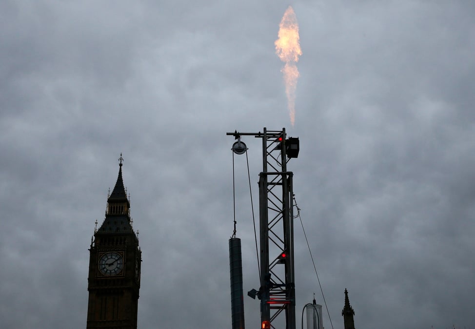 Du gaz brule d'une plate-forme de fracturation lors d'une manifestation de greenpeace devant le parlement a londres