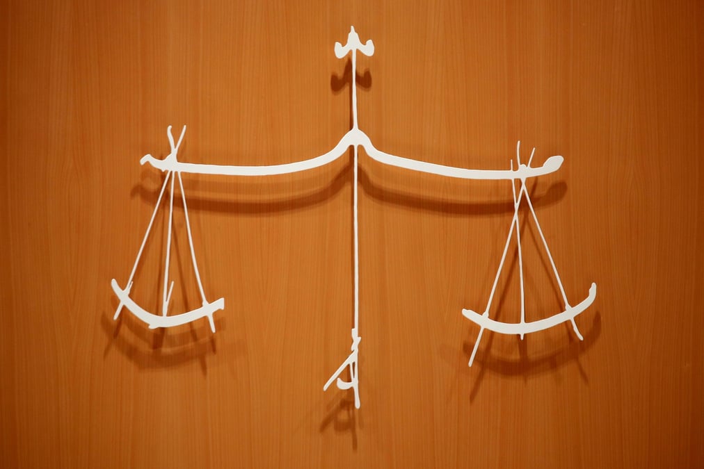 Le symbole de la justice, avec l'epee et la balance, est vu au palais de justice de paris
