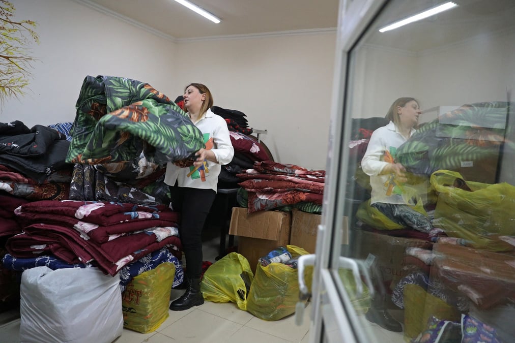 Photo de lilia abrahamian, travailleuse caritative, montre des couvertures preparees pour les refugies de la region du haut-karabakh a vanadzor