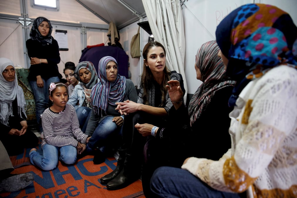 La reine de jordanie visite un camp de refugies a lesbos