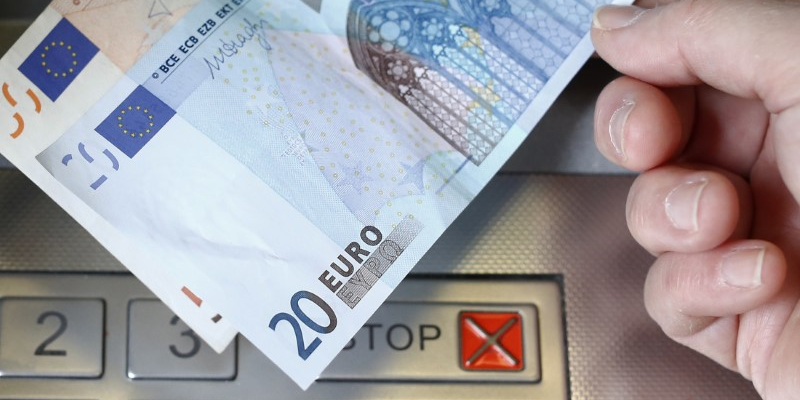 Le plafonnement des frais bancaires ajoute au plan pauvrete, dit le maire