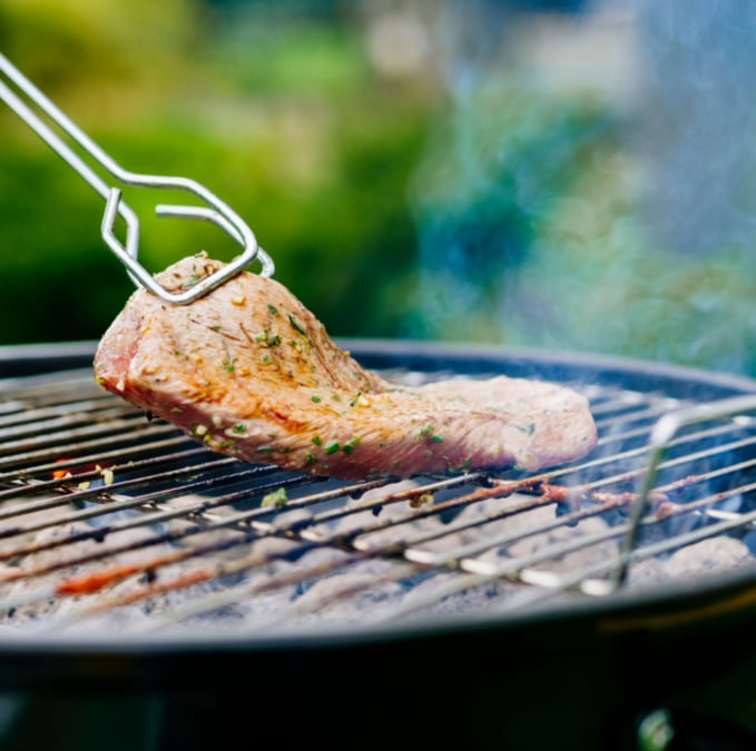 Viande sur le barbecue