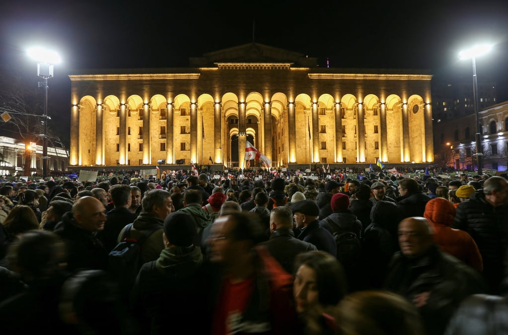 Des citoyens georgiens protestent devant le batiment du parlement a tbilissi