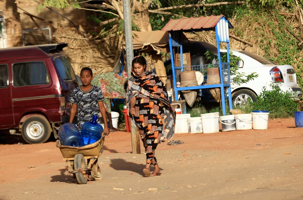 Des gens cherchent de l'eau a khartoum nord