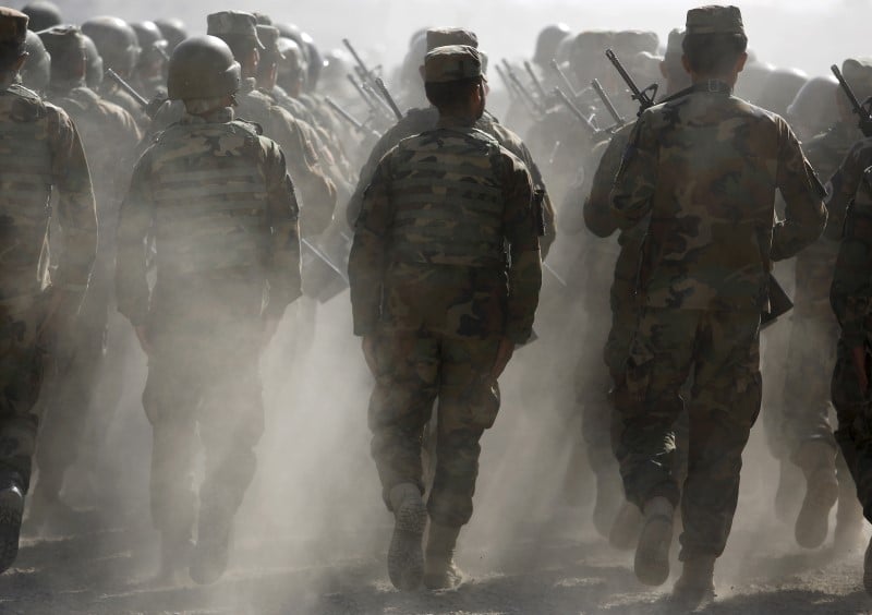 L'armee afghane confrontee a la corruption, la desorganisation et les carences 