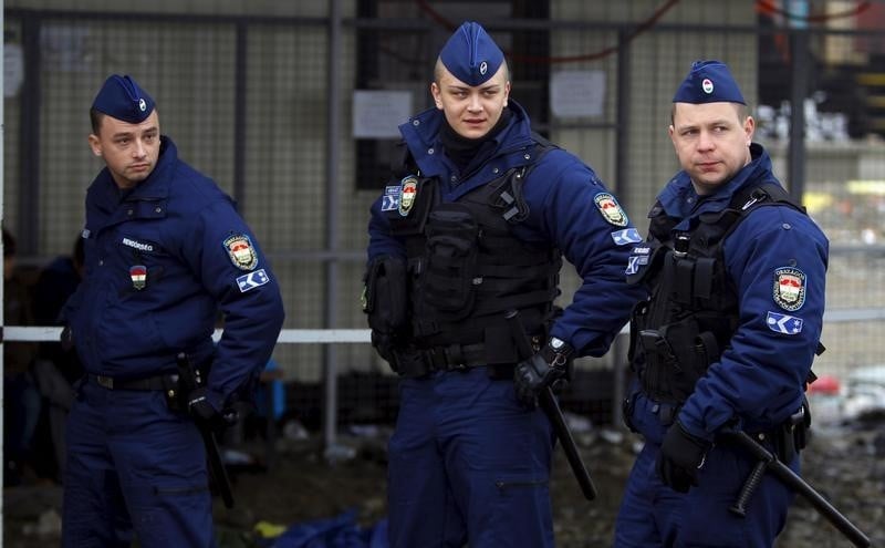 La police hongroise autorisee a expulser les clandestins