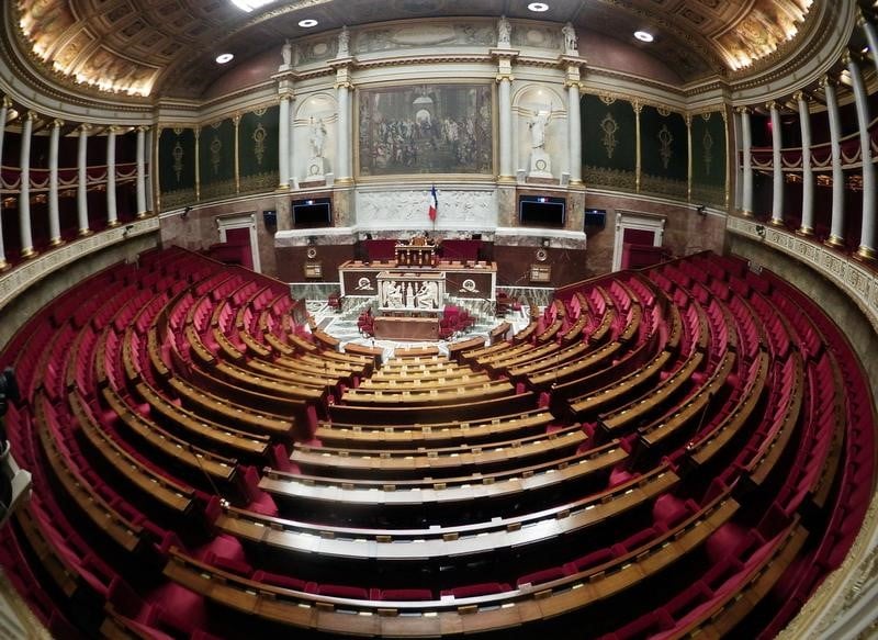 Une elue lrem qui faisait visiter l'assemblee rappelee a l'ordre