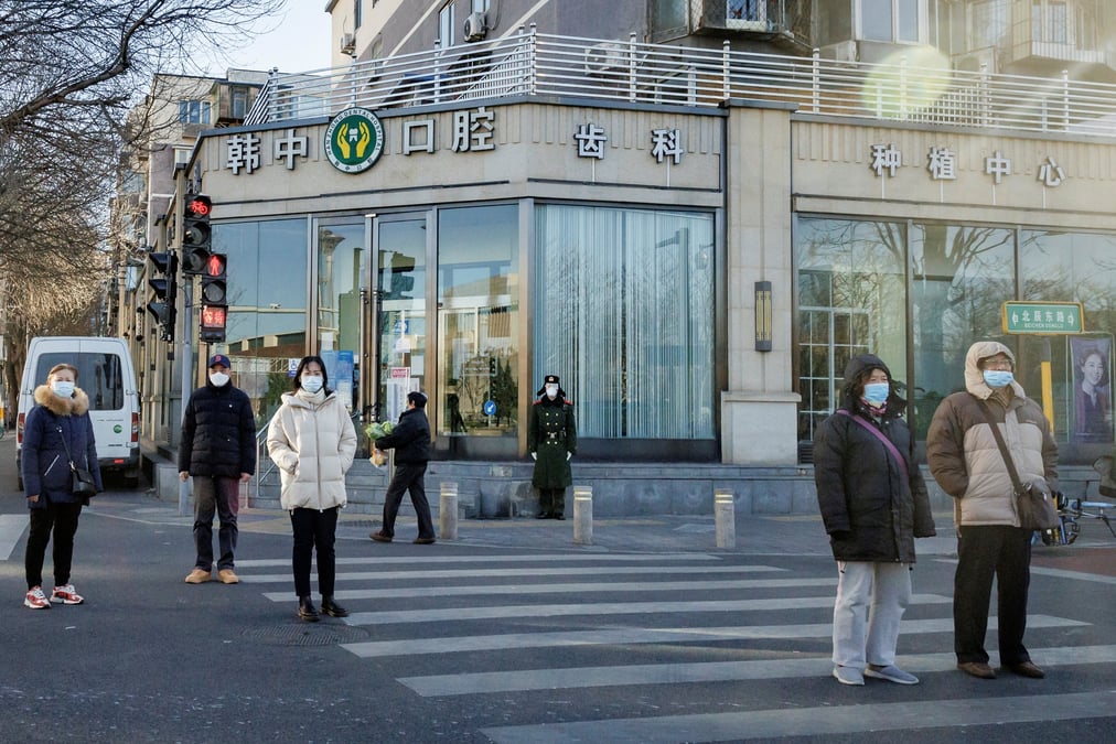 Un policier chinois surveillant une rue durant l'epidemie de coronavirus a pekin