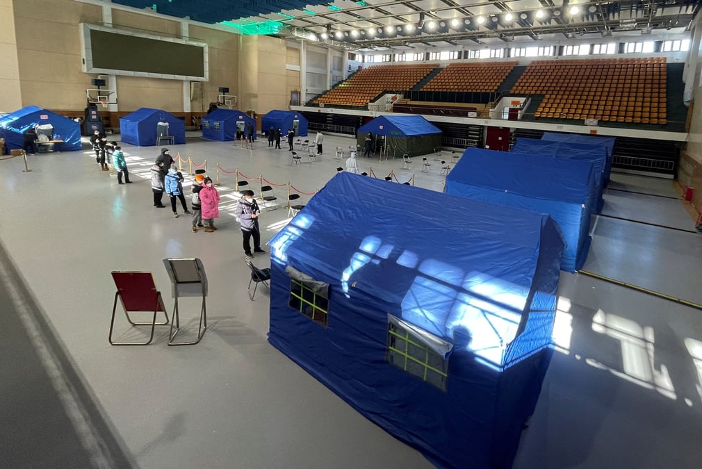 Clinique de fortune installee dans un stade a pekin