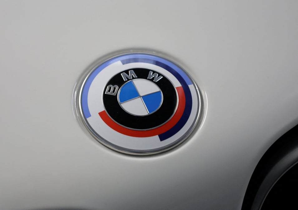 Vue d'un logo bmw dans l'usine de moteurs bmw a steyr